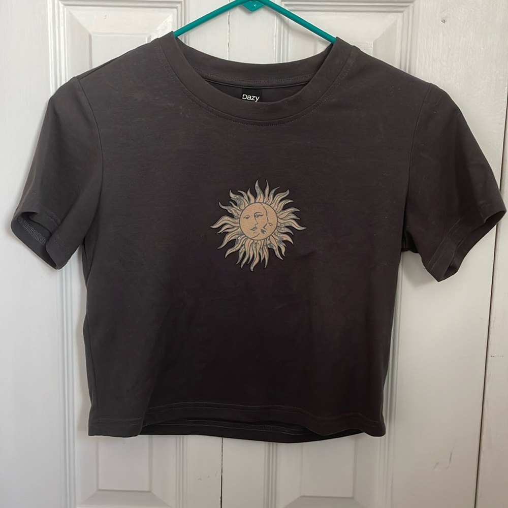 Medium grey printed yellow/tan sun and moon cropped baby tee. Brand: Dazy